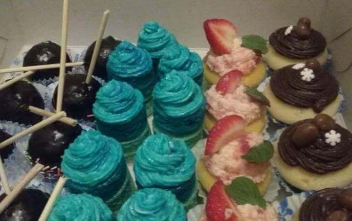 Sladký stůl na svatební hostinu