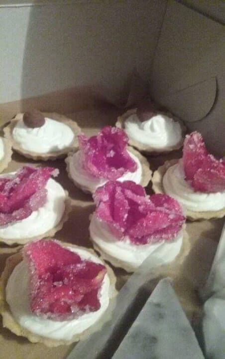 Sladký stůl na svatební hostinu