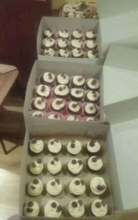 Sladký stůl na svatební hostinu