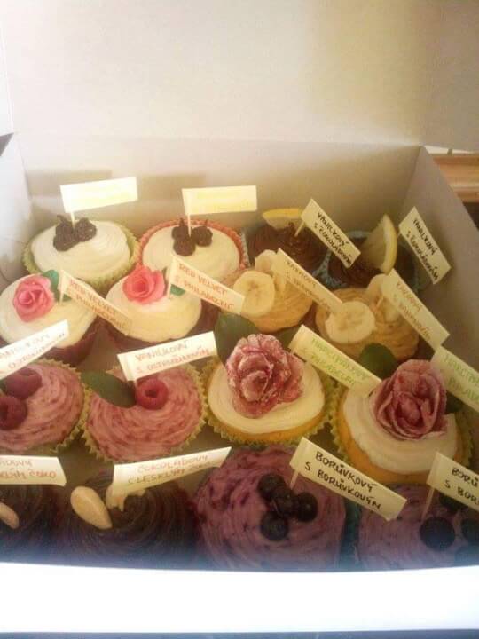 Sladký stůl na svatební hostinu