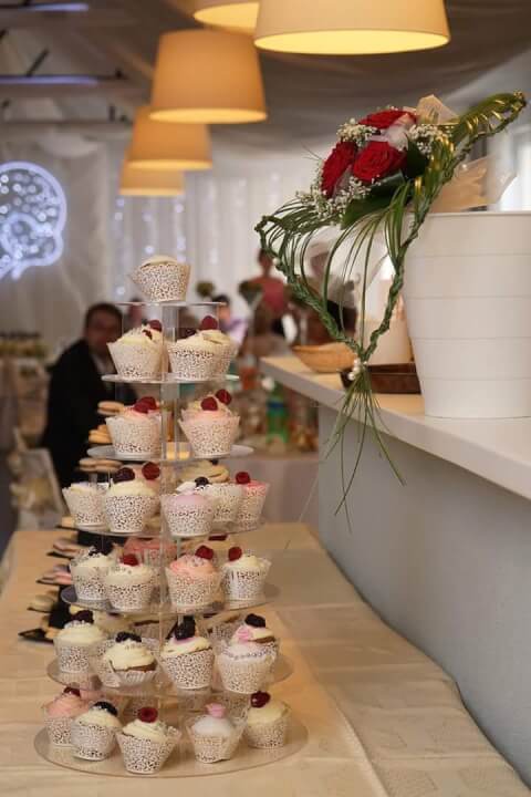 Sladký stůl na svatební hostinu