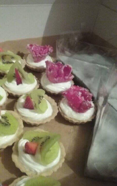 Sladký stůl na svatební hostinu