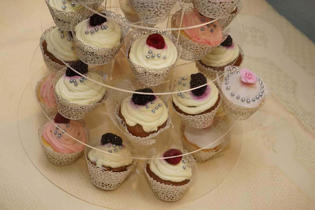 Sladký stůl na svatební hostinu