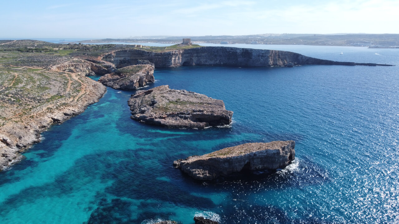 Záběry z dronu, pláže, moře, útesy.