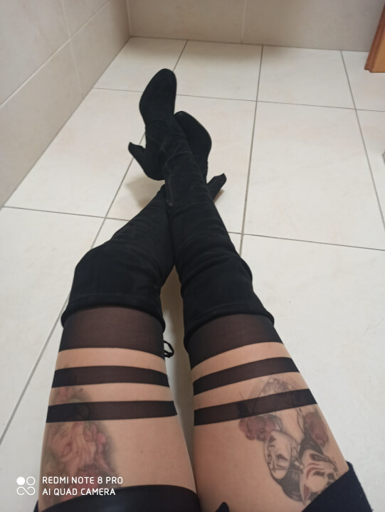 Psaní  erotických básní a povídek (klidně přesně na míru).